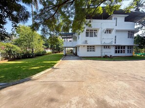 Exterior - Delightful 6-bedroom bungalow with AC in Mysuru (Mysuru)