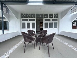 Outdoor dining - Delightful 6-bedroom bungalow with AC in Mysuru (Mysuru)