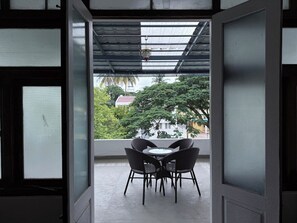 Outdoor dining - Delightful 6-bedroom bungalow with AC in Mysuru (Mysuru)