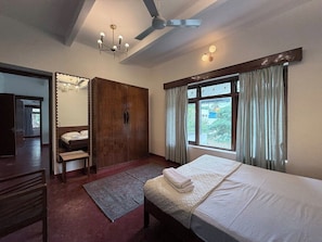 6 bedrooms, iron/ironing board, Internet, bed sheets