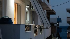 Un edificio con un balcón, una puerta y una ventana.