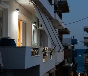 Ein Gebäude mit Balkon, einer Tür und einem Fenster.