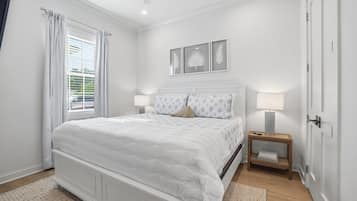 Travel crib, free WiFi, bed sheets