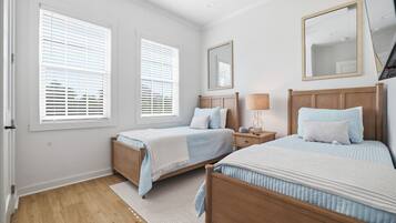 Travel crib, free WiFi, bed sheets