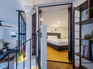 Free WiFi, bed sheets - Historic Loft Near Canary Wharf - Pass the Keys (Poplar)