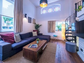 TV - Historic Loft Near Canary Wharf - Pass the Keys (Poplar)