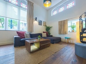 TV - Historic Loft Near Canary Wharf - Pass the Keys (Poplar)