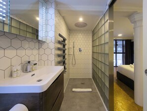 Shower, towels - Historic Loft Near Canary Wharf - Pass the Keys (Poplar)