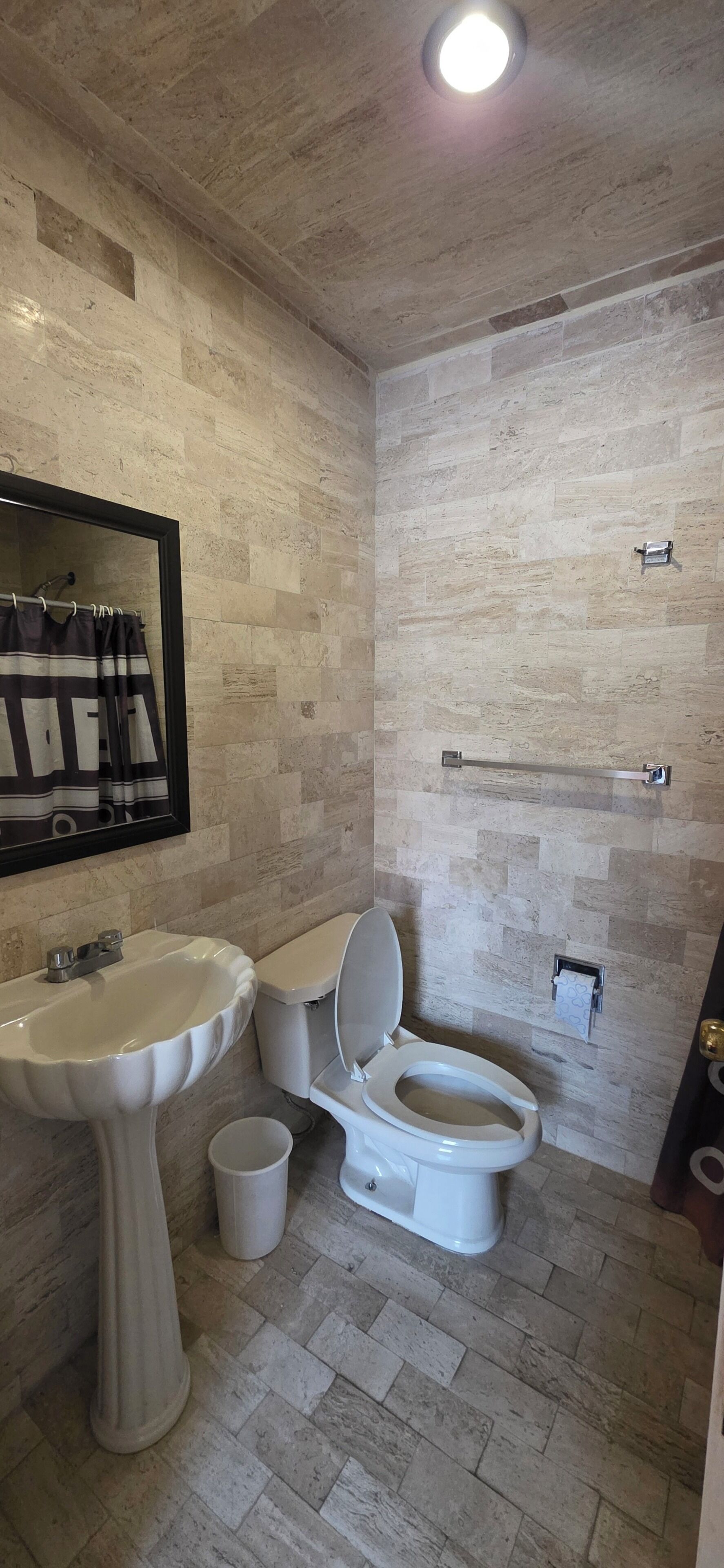Standaard kamer, 1 tweepersoonsbed | Badkamer | Een douche, handdoeken, zeep, toiletpapier