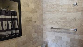 Standaard kamer, 1 tweepersoonsbed | Badkamer | Een douche, handdoeken, zeep, toiletpapier