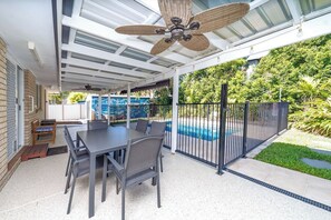 Outdoor dining - Urangan Holiday Home with Pool | Sleeps 8 (Urangan)