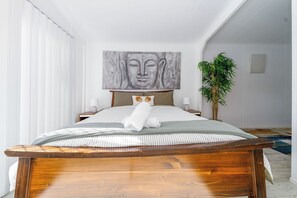Iron/ironing board, Internet, bed sheets - Urangan Holiday Home with Pool | Sleeps 8 (Urangan)