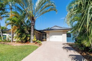 Exterior - Urangan Holiday Home with Pool | Sleeps 8 (Urangan)