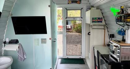 Colibri Casita. Tiny Home Gem Near Pvt. Pond W/ AC, Wifi & Nature right outside!