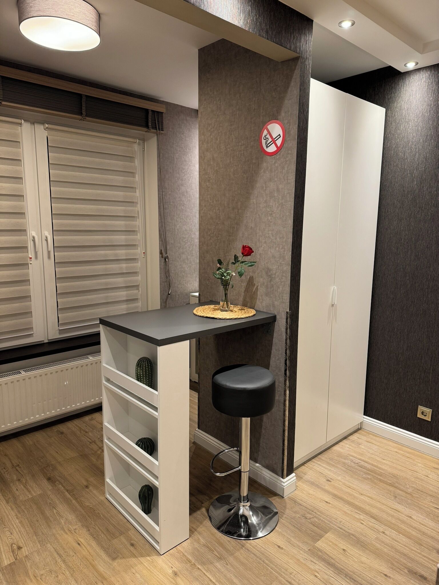 Deluxe Suite, City View | Dining