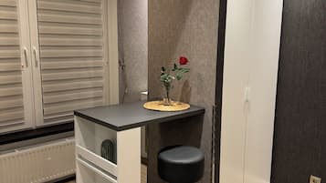Deluxe Suite, City View | Dining