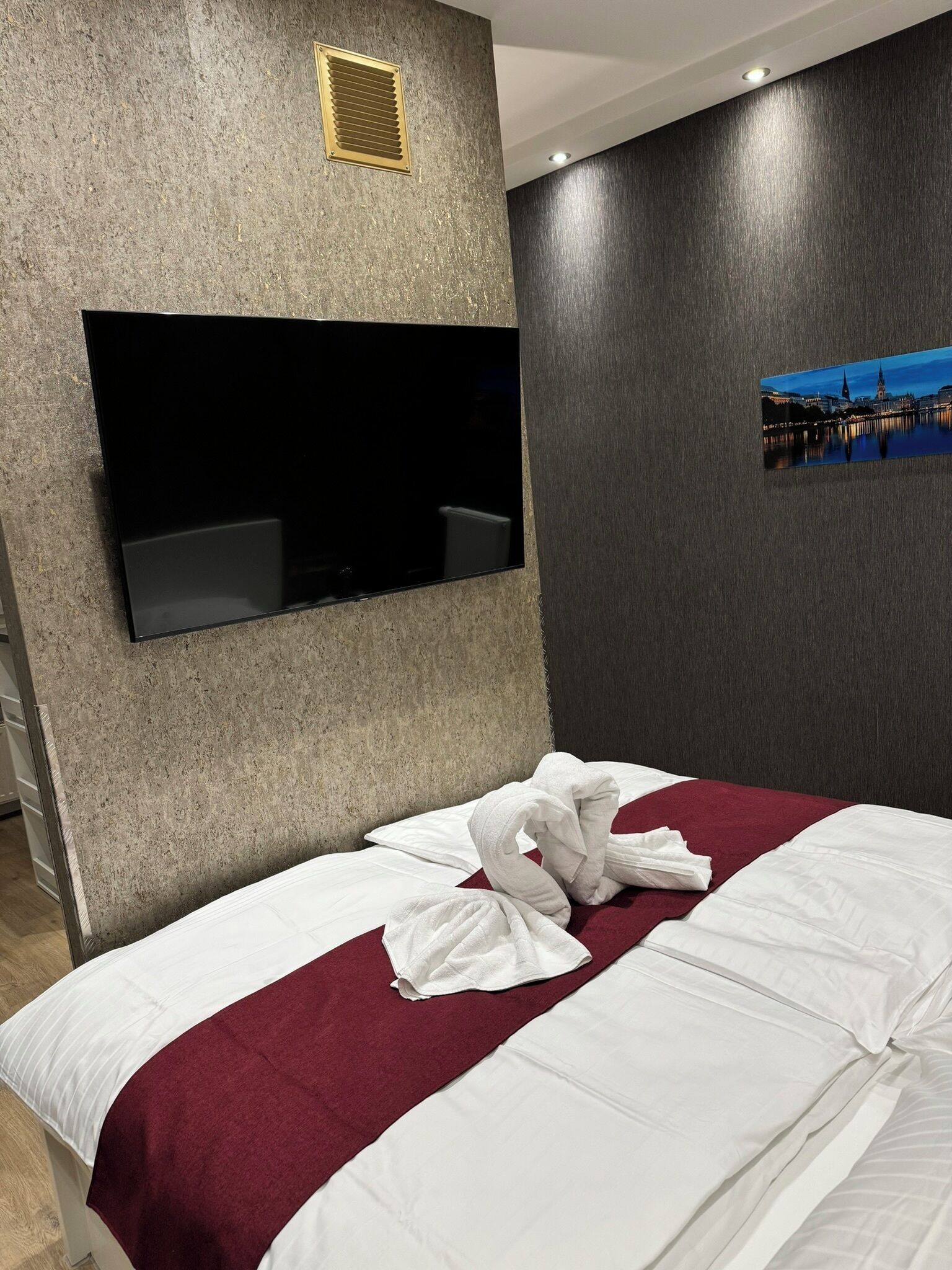 Suite Deluxe, vue ville | Chambres insonorisées, fer et planche à repasser, Wi-Fi gratuit