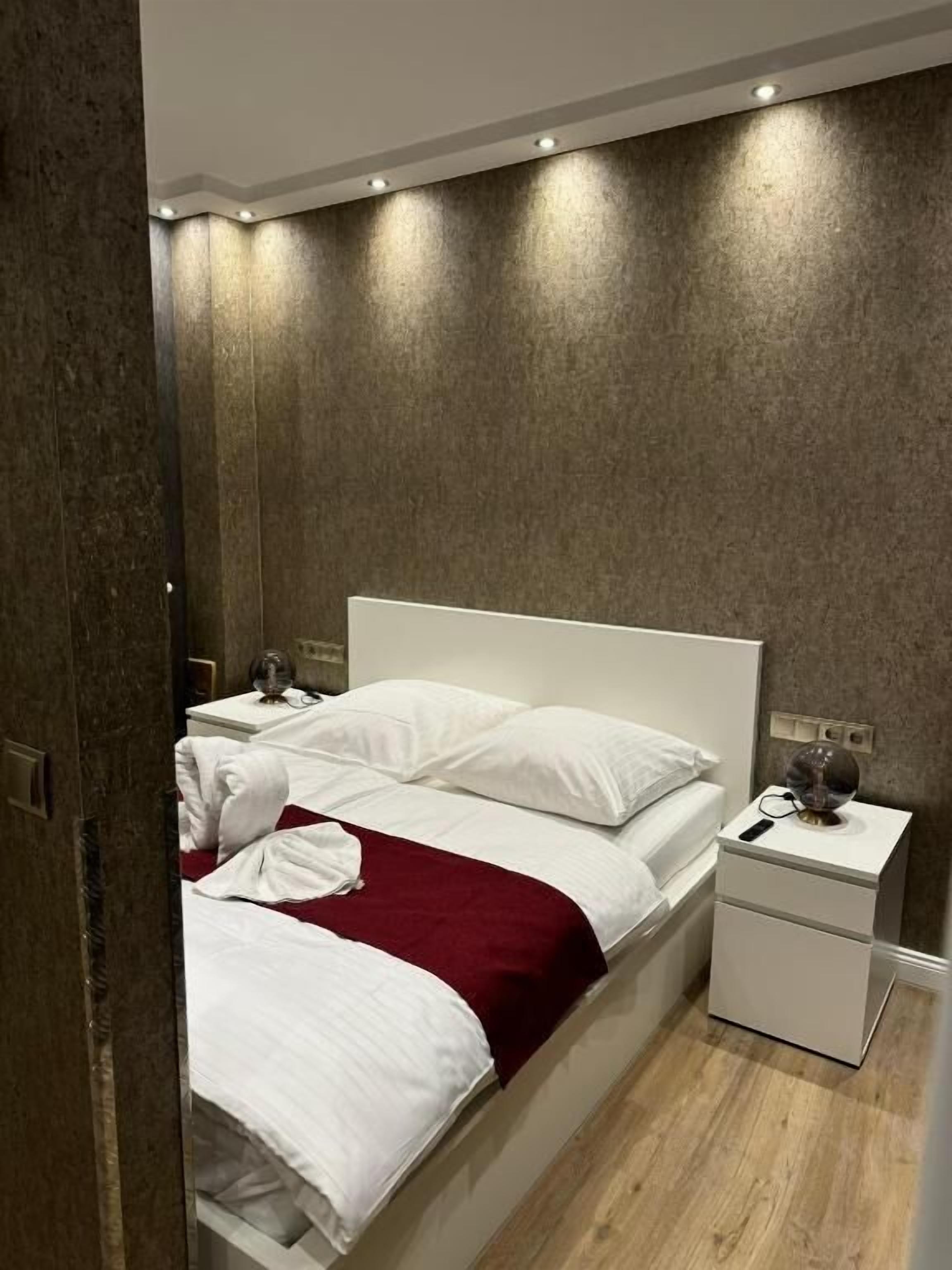 Biancheria da letto di alta qualità, una scrivania, postazione laptop