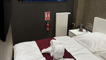 Suite Deluxe, vistas a la ciudad | Ropa de cama de alta calidad y escritorio
