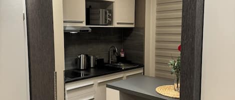 Deluxe-Suite, Stadtblick | Eigene Küche | Großer Kühlschrank, Mikrowelle, Ofen, Herdplatte