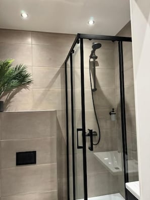 Kostenlose Toilettenartikel, Haartrockner, Handtücher, Seife