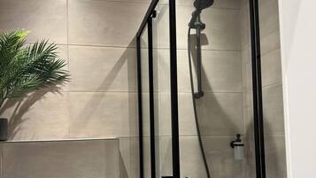 Deluxe-suite - byudsigt | Badeværelse | Gratis toiletartikler, hårtørrer, håndklæder, Sæbe