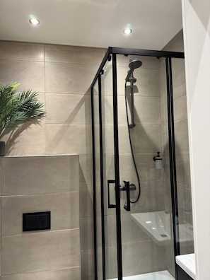 Deluxe Suite, City View | Bathroom | Free toiletries, hair dryer, towels, soap - Suity-Centrum (Hamburg)
