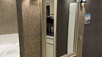 Deluxe suite, uitzicht op stad | Luxe beddengoed, een bureau, een laptopwerkplek, geluiddichte muren