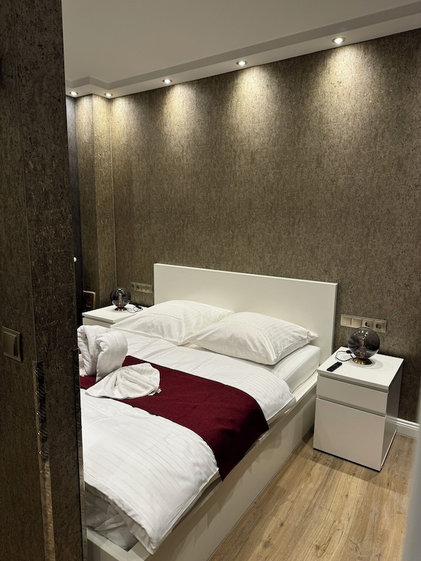 Deluxe-Suite, Stadtblick | Hochwertige Bettwaren, Schreibtisch, laptopgeeigneter Arbeitsplatz