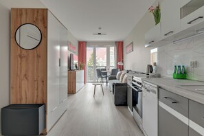 Eine moderne Küche mit Essbereich, Holzvertäfelung und einer Uhr an der Wand.