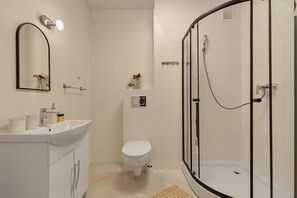 Comfort Apartment | Bathroom - Mostek 2101 PinkGray by Grand Apartments (Gdańsk)