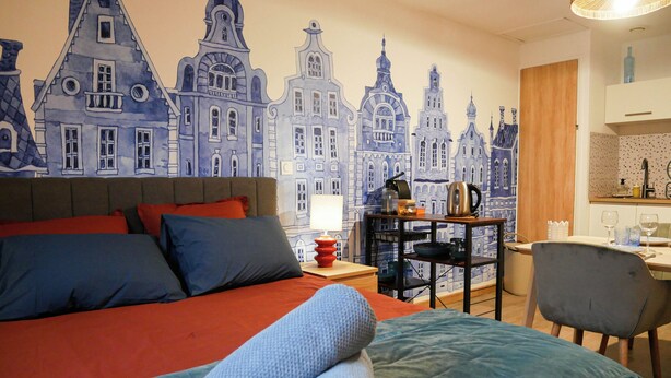 Une chambre d’hôtel avec un grand lit, un bureau et une chaise.