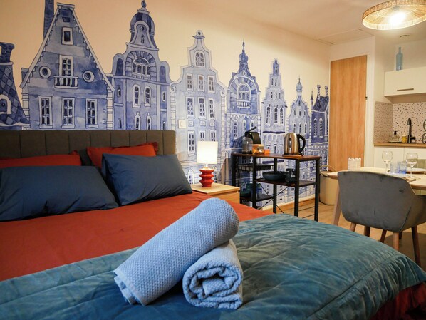 Ein Hotelzimmer mit einem großen Bett, einem Schreibtisch und einem Stuhl.