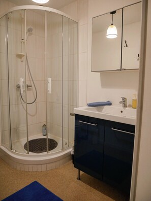 Shower, hair dryer, towels, soap - Vrbo Property (Arras)