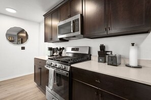 Fridge, microwave, oven, stovetop - Lux Retreat l SE Austin near F1/COTA/ABIA/Tesla (Austin)