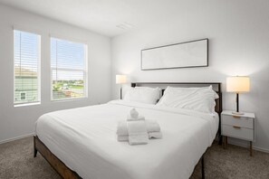 Desk, iron/ironing board, WiFi, bed sheets - Lux Retreat l SE Austin near F1/COTA/ABIA/Tesla (Austin)