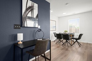 Dining - Lux Retreat l SE Austin near F1/COTA/ABIA/Tesla (Austin)