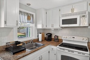 Refrigerador, microondas, cafetera y tetera y utensilios de cocina 