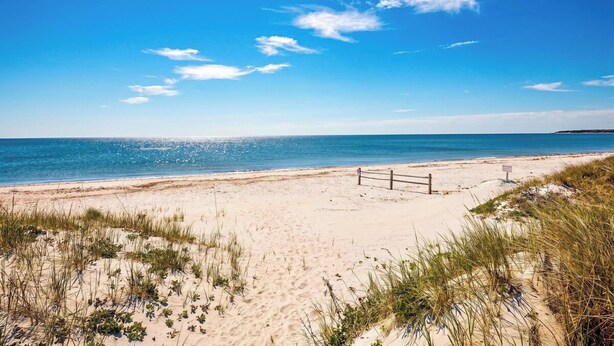 A beach with sand dunes, a wooden fence, and a clear blue sky. - Waterview Half-Duplex -Walk 2 Seagull Beach/Kayaks (Yarmouth)