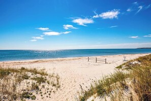 A beach with sand dunes, a wooden fence, and a clear blue sky. - Waterview Half-Duplex -Walk 2 Seagull Beach/Kayaks (Yarmouth)