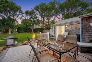 Outdoor dining - Waterview Half-Duplex -Walk 2 Seagull Beach/Kayaks (Yarmouth)