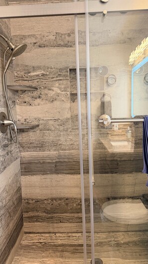 Een douche, een haardroger, handdoeken, zeep