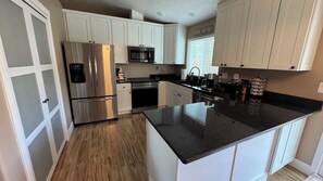 Private kitchen - 3-bedroom house in peaceful Boise with cool AC and charm.  Biker's Paradise! (Boise)
