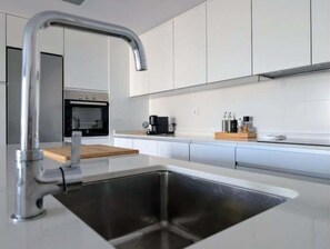 Wasserkocher mit Kaffee-/Teezubehör, Kühlschrank, Mikrowelle
