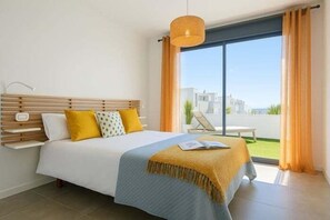 Een strijkplank/strijkijzer, internet, beddengoed