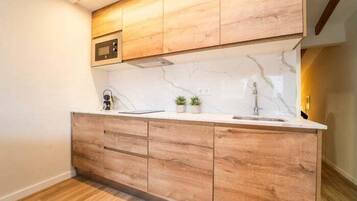 Fridge, microwave, oven, coffee/tea maker