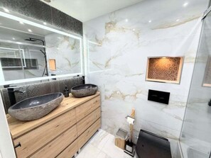 Dusche, Whirlpool, Haartrockner, Handtücher