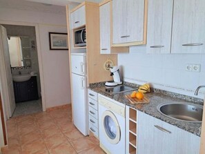 Wasserkocher mit Kaffee-/Teezubehör, Kühlschrank, Mikrowelle, Ofen