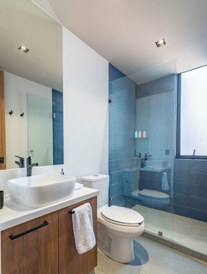 Shower, towels, soap, toilet paper - Vrbo Property (Ciudad de México)