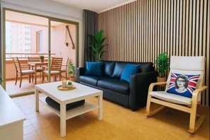 TV - Apartment with swimming pool in Benidorm (Benidorm)
